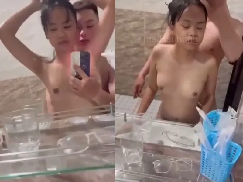 Mảnh khảnh em cùng anh bồ nắc trước gương quay kỉ niệm